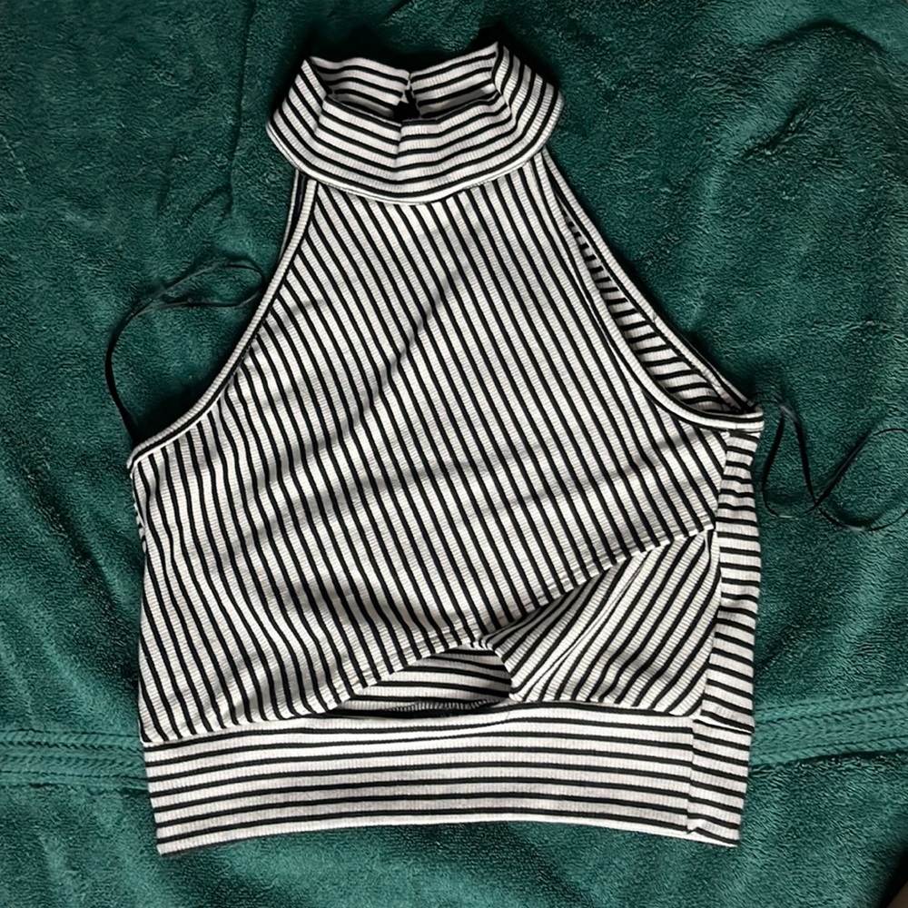 Like new, Size M, cropped cut out halter top